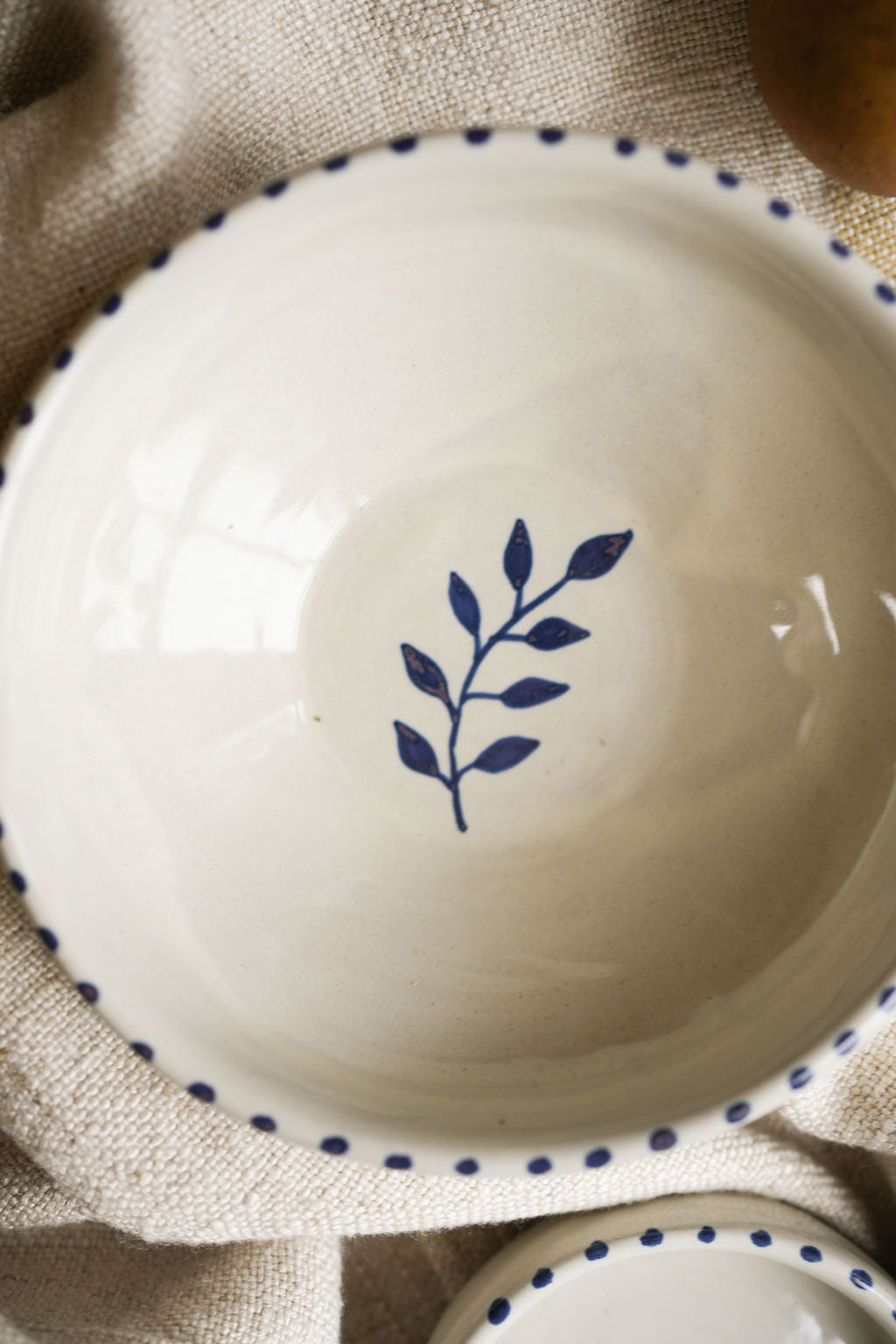 image-cream-glazed-bowl-on-natural-linen-cloth